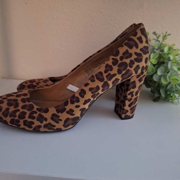 Leopard faux suede heels size 10 - Picture 3 of 6